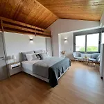 Luxury Maisonette شقة *